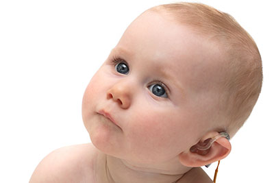 Bébé portant une prothèse auditive